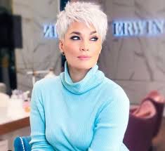 Styl je snadno udržovatelný a zároveň stylový. Pin By Martina On Hair Short Hair Styles Pixie Short Hair Styles For Round Faces Thick Hair Styles