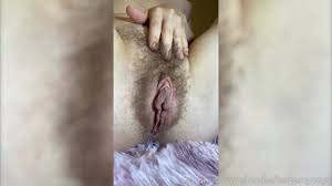 玩我浓密的阴毛特写