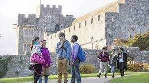 El colegio fundador de uwc, uwc atlantic college, se creó en 1962 para promover el entendimiento internacional a través de la educación. Spanish Princess Leonor To Attend Uwc Atlantic College In Wales Bbc News