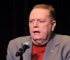Anzi, lo racconta tenendolo ben dentro la sua miseria. Larry Flynt Hustler Founder Dies Washington Times