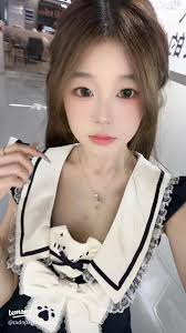 Dare to Try This Unique Leslie Curl Hairstyle?