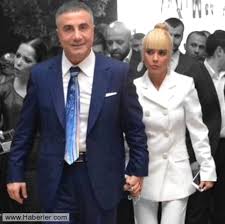Böylece hükümlü olduğu süreye 1 yıl 3 ay daha eklenmiştir. Sedat Peker In Esi Ozge Nin Bilinmeyenleri Son Dakika Magazin