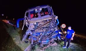 Ônibus com 60 passageiros bate, mata dois e deixa 33 feridos em MG