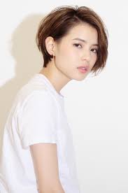 アクティブなママに shelly シェリー 風のハンサムショートボブ ボブ特集 bangs バングス 面長 髪型 ショートボブ ハンサムショート