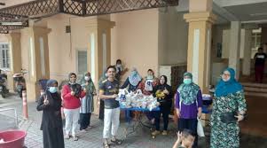 Bagi pengagihan daging korban, golongan yang paling diutamakan ialah fakir miskin daripada kalangan keluarga terdekat, kemudian fakir miskin dari kalangan jiran tetangga. Pkpp Agihan Daging Korban Lancar Penduduk Akur Norma Baharu Umno Putrajaya