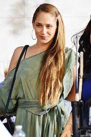 While Filming Girls In New York On July 30th Actress Jemima Kirke Was Spotted Doing Her Best Grecian Goddess Impression K Jemima Kirke Girls Hbo Girl Fashion
