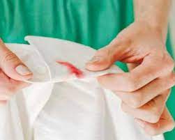 10 metodos simples e eficazes de tirar manchas de sangue manchas de roupas manchas de batom como tirar manchas