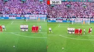 Pada jarak yang memungkinkan untuk mencetak gol, sebuah tendangan langsung ke arah gawang umumnya digunakan. Berdasarkan Aturan Fifa Gol Free Kick Denmark Ke Gawang Inggris Harusnya Dibatalkan Tribun Medan