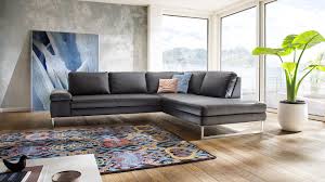 Gerade wenn die wandfarben eher gedeckt sind in beige, zartem grau oder cremefarben, bietet sich ein sofa in warmen weinroten tönen an. Mobel Grollmus Gmbh Co Kg Home