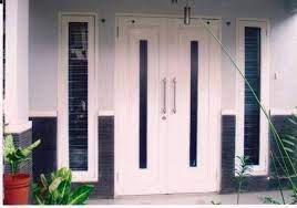 Modelnya yang minimalis tanpa ornamen tambahan membuat pintu ini semakin terkesan modern nan industrial. Desain Pintu Rumah Modern Minimalis