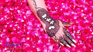 Here is the captivating delicate bands of flowers with minimalistic henna patterns around the motif give a stunning vibe on the bride's hands. Kashee S Signature Mehndi Youtube