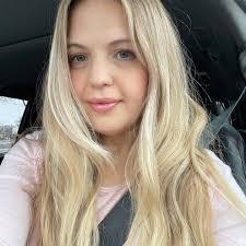 Jenn Crawford's Instagram, Twitter & Facebook