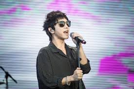 华晨宇演唱会妹妹探班，亲亲抱抱举高高坐腿上，世界欠我一个哥哥 ...