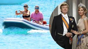 Born 27 april 1967) is the king of the netherlands, having acceded to the throne following his mother's abdication in 2013. Konig Willem Alexander Und Konigin Maxima Holland In Boot Jacht Griechische Inseln Mykonos