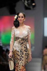 Instagram/anneavantieheart dengan adanya boneka barbie anne avantie itu, membuat sang desainer menjadi wanita inspiratif pertama dari indonesia yang menerima boneka barbie one of a kind (ooak) tersebut. 30 Model Kebaya Pengantin Modern Muslim Terbaru 2020