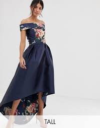 Asos petite porta la tendenza del momento, per cambiare il tuo stile, da volant e pieghe a vita con cinta e chi chi london petite e little mistress petite offrono una scelta di abiti da cerimonia. Chi Chi London Tall Bardot Neck Prom Dress With High Low Hem In Navy Floral Asos Maxi Dress Prom Prom Dresses Long Mermaid Prom Dresses