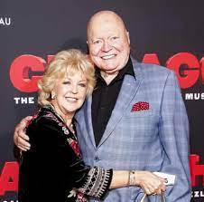 Australian tv legend bert newton has had one of his legs amputated. Bibezped0rr82m