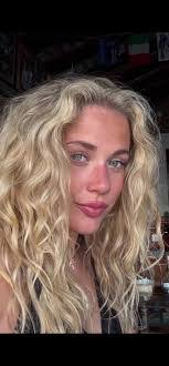 Elizabeth Cornman's Instagram, Twitter & Facebook