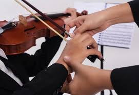Violin bow price goes from afforadable to really high, but you. How To Hold A Violin Bow Steps Tips