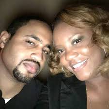 Wishing happy anniversary to a couple