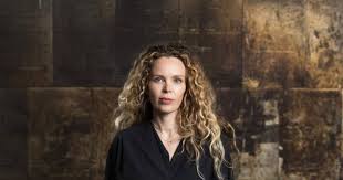 In 2016 verscheen haar debuutroman schuim der aarde, waarmee ze de hebban debuutprijs won. Roxane Van Iperen Houdt 4 Mei Voordracht Nadat Abdelkader Benali Zich Terugtrok Binnenland Ad Nl