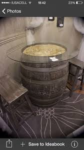Mesa Hecha Con Un Barril Cristal Y Corchos Decoracao Com Pipas Garrafeiras Prateleiras De Caixas