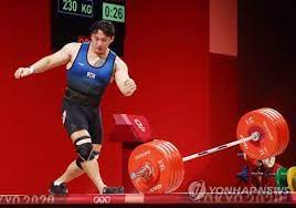 진윤성은 3일 일본 도쿄 국제포럼에서 열린 2020 도쿄 올림픽 역도 남자 109kg급 경기에서 인상 180kg, 용상 220kg을 들어올려, 합계 400kg으로 6위를 기록했다. Er1brslponaycm