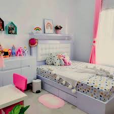 Mama dapat memasang tempat tidur kanopi berenda dengan lampu yang indah sebagai cara sederhana untuk mengubah kamar tidur dasar yang membosankan menjadi lebih menakjubkan. Bikin Nyaman Ide Dekorasi Kamar Anak Perempuan Sederhana Terbaru Ndekorrumah