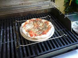 Doch der pizzastein gasgrill hat noch einen vorteil. Weber Pizzastein Auf Genesis E 330 Notige Temperatur Grillforum Und Bbq Www Grillsportverein De