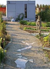 Wassergebundene Decke Mit Natursteinplatten Gartenhaus Und Gartenweg Von Der Iga In Munchen Moderne Farbgestaltung Im Garten Ga Garten Gartenweg Gartenraum