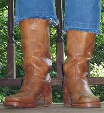 The boots have cloth pull straps on the inside. Oiled Banana Frye Campus Boots