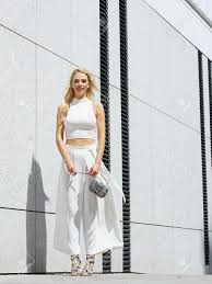 Today we continue to share with you printed crop top ideas, and it's time for. Elegant Fashionable Woman Presenting Trendy Urban Outfit White Crop Top And Trousers Culottes Lizenzfreie Fotos Bilder Und Stock Fotografie Image 114073304