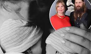 Chris stapleton — either way 04:08. Chris And Morgane Stapleton Share First Photo Of Twins Born Early Daily Mail Online