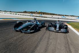 Es war der zweite erfolg in diesem jahr für den… mehr. Mercedes Amg Petronas Will In Formel 1 Kurs Auf Erneuerbare Nehmen Solarserver