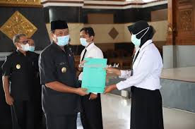 Bojonegoro — bupati bojonegoro, anna muawanah kembali membuat kebijakan baru. 232 Pppk Pemkab Tuban Terima Sk Begini Pesan Bupati Situs Resmi Pemerintah Kabupaten Tuban
