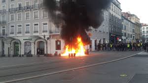 Après 48h, les camarades ont refusé la comparution immédiate et seront donc jugés le 13 mai. L Acte Xv Des Gilets Jaunes A Clermont Ferrand Ce Samedi Revivre Le Direct