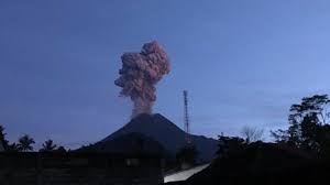 Belajar dari letusan gunung merapi pada tahun 2010, warga diminta tetap tingkatkan inilah detik detik gunung merapi meletus pada pukul 10.46 wib yang terpantau lewat kamera pemantau. Potret Gunung Merapi Meletus Pagi Ini Dari Pos Pengamatan Di Yogyakarta Dan Jawa Tengah Tribunnews Com Mobile