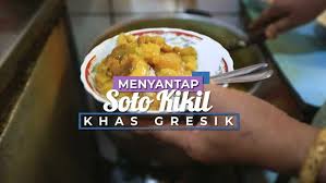 Angkat dan kikil dipotong dadu. Soto Kikil Tersohor Di Gresik