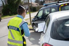 Une patrouille de deux gendarmes rentrait d'intervention quand, constatant le comportement suspect d'un véhicule, a tenté de l'intercepter. Confinement Les Gendarmes Passent A La Pedagogie Plus Musclee