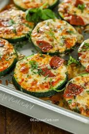 Zucchini Pizza Bites Are One Of Our Favorite Snacks These Delicious Pizza Bites Are Topped With Our Favorite Toppings And Plenty Of Cheese F Recettes De Cuisine
