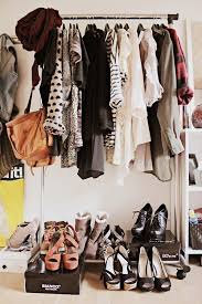 .secara tidak langsung, pakaian akan mencerminkan kepribadian dan bagaimana orang tersebut cara menghargai dirinya. A Z Kamus Fashion Bag 1 R Kafriaty
