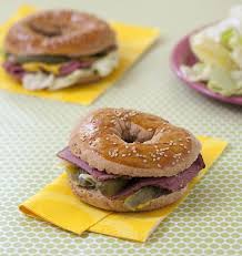 Bagels Au Pastrami De Boeuf Et Cornichons Recette Recettes De Cuisine Bagels Et Recette