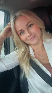 Whitney Moeller's Instagram, Twitter & Facebook