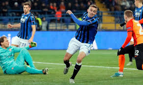 A swollen lump was clearly visible on the side of castagne's head as the game was immediately stopped for him to receive. Leicester Castagne Transfer Vor Dem Abschluss