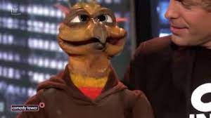 Sascha grammel, geboren als sohn eines kürschners und einer sekretärin im berliner bezirk charlottenburg und aufgewachsen in hakenfelde, trat früh der jugendgruppe des magischen zirkels berlin bei; Sascha Grammel Neues Programm Auszug Der Kase Der Wahrheit Youtube