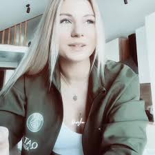 Eliz Sweet's Instagram, Twitter & Facebook