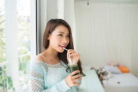 Menjelang haid, sebagian wanita mungkin akan mengalami kenaikan nafsu makan yang tidak saat sedang haid atau menjelang haid, anda disarankan untuk menghindari makanan atau semua hal ini dapat membuat mood anda menjadi jelek dan malah memicu perasaan ingin makan lebih banyak lagi. 5 Jenis Minuman Yang Baik Dikonsumsi Saat Sedang Haid