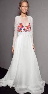 Kann man ein hochzeitskleid eigentlich auch günstig online kaufen? A Bit Of Color On This Dress From Alberta Ferretti Makes It A Lovely Choice For A Wedding Where All Mexikanische Hochzeitskleider Brautkleid Brautkleid Muster