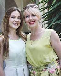 14 haziran 1998, moskova, rusya), anne tarafından rus ve baba tarafından türk olan oyuncu kadir has üniversitesi tiyatro bölümünde eğitim görmüştür. Alina Boz Annesiyle Fotograf Paylasti Gunun Olayi Oldu Son Dakika Magazin Haberleri