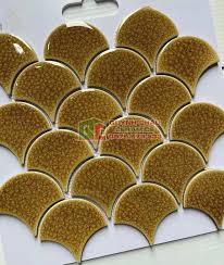 Gạch mosaic hình vân vảy cá màu vàng men gốm rạn cao cấp